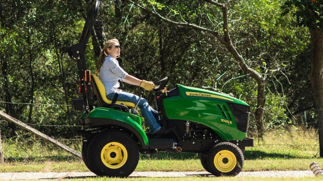 John Deere 1023E Sub-Compact Tractor - Image 4